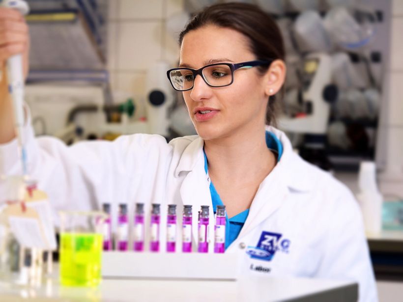 Mitarbeiterin im Labor Mitarbeiterin im Labor